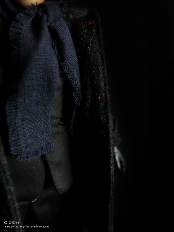 Sherlock Holmes: Coat details